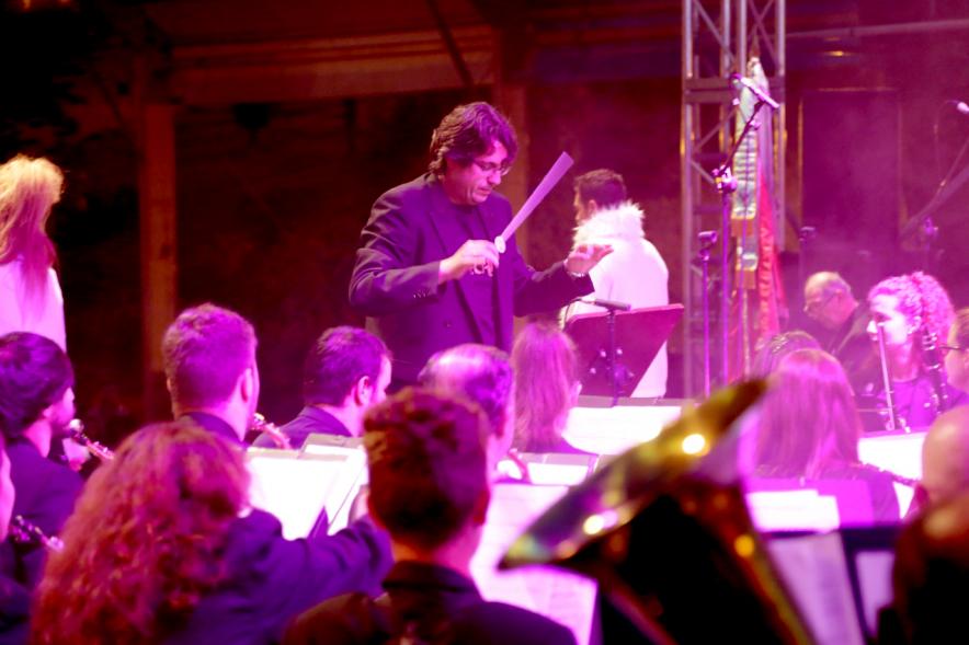 Director de la orquesta dirigiendo 