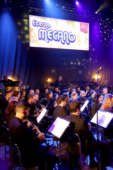 Miembros de la orquesta durante el concierto