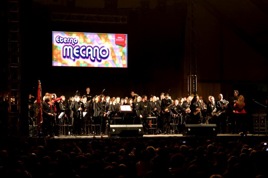 Músicos saludando al público