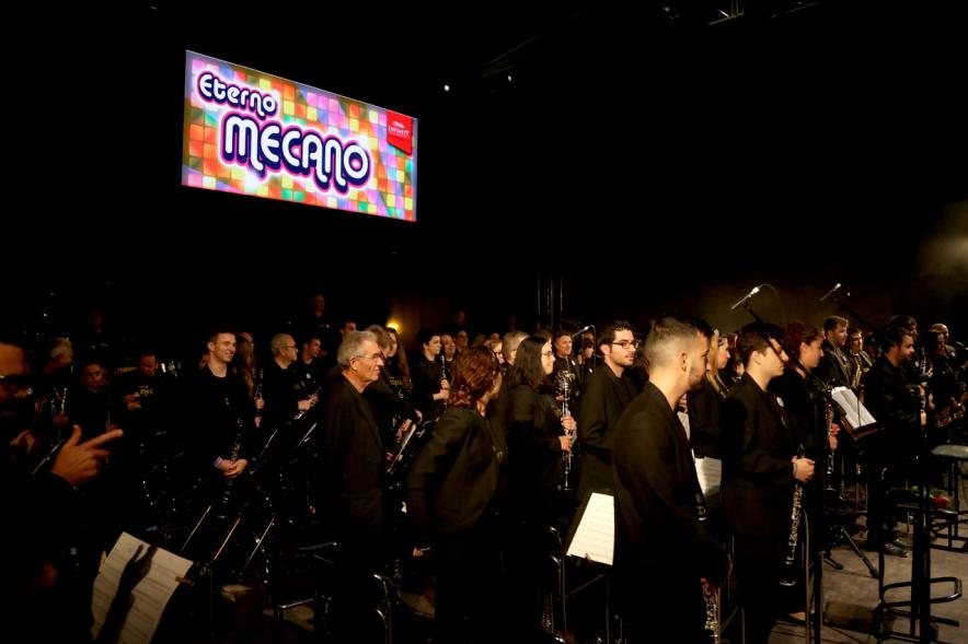 Orquesta saludando al público