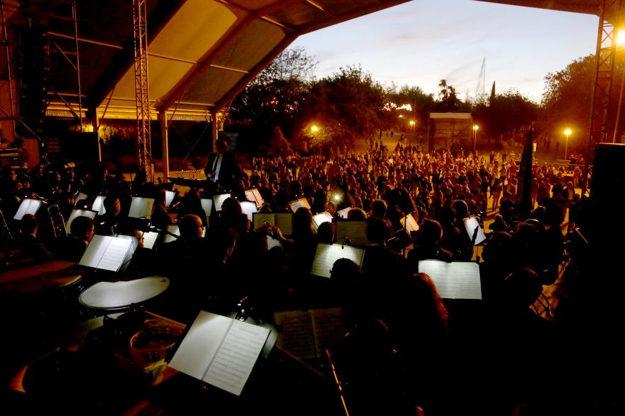 Público visto desde detrás de los músicos