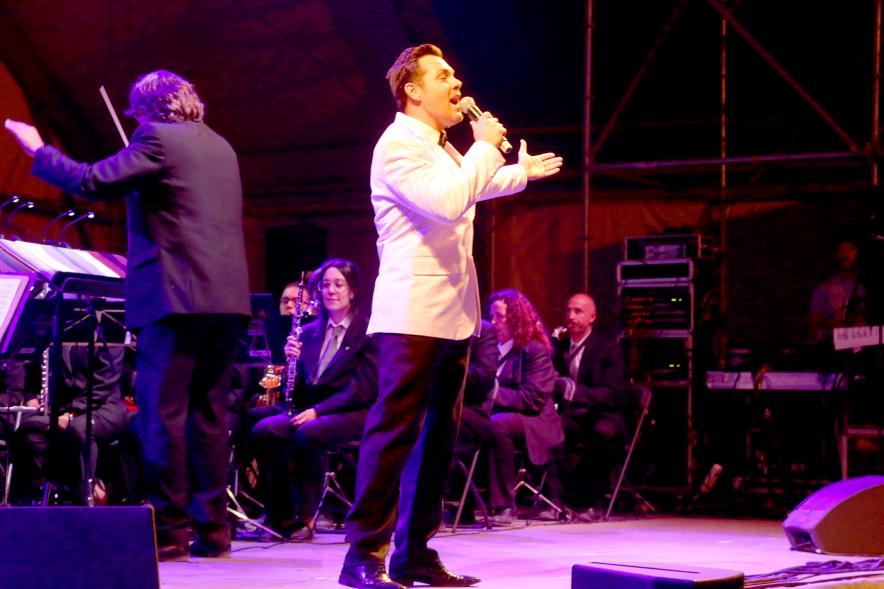 Cantante durante la actuación
