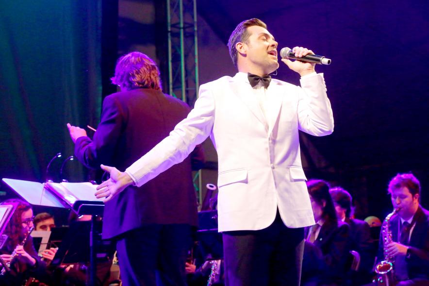 Cantante dándolo todo