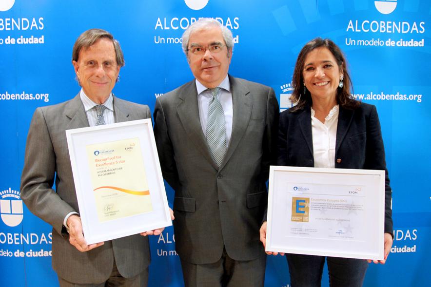 Entrega Sello de Excelencia Europea 500+ - Primer plano del alcalde García de Vinuesa, la concejal Concepción Villalón y el CEO  Ignacio Babé.