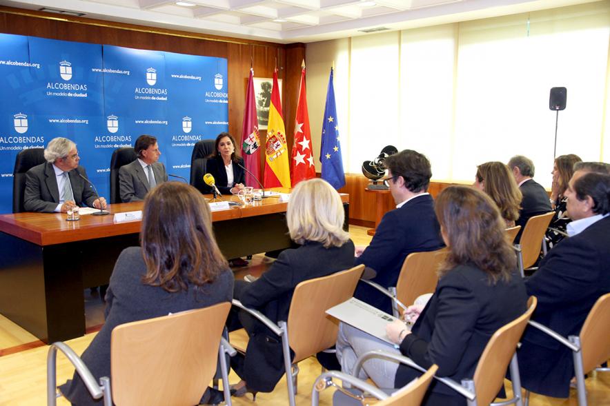 Entrega Sello de Excelencia Europea 500+ - Imagen lateral de la mesa de autoridades municipales junto a  Ignacio Babé  (CEO del Club Excelencia en Gestión). y los asistentes