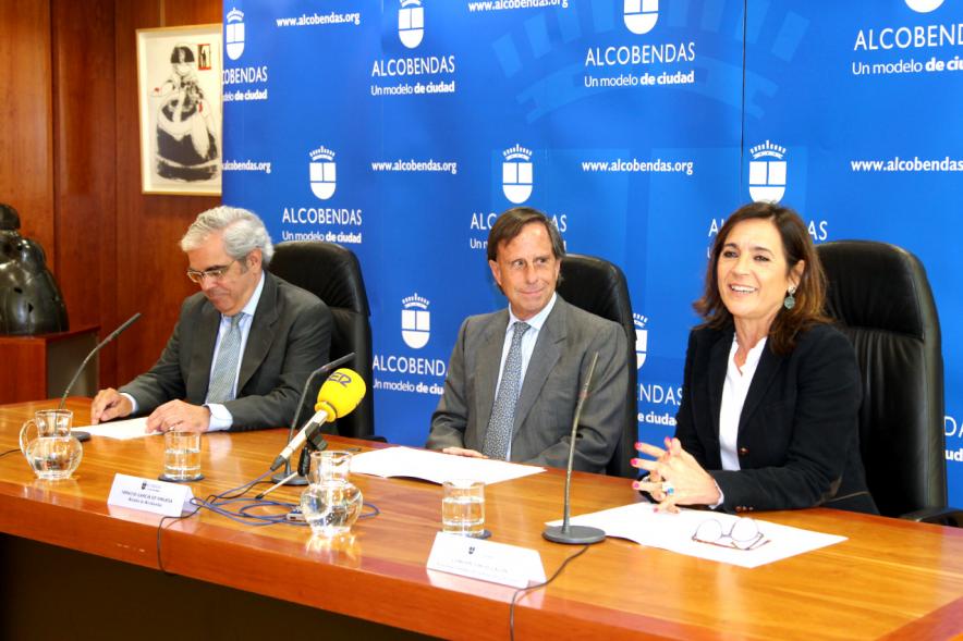 Entrega Sello de Excelencia Europea 500+ - Primer plano del alcalde García de Vinuesa, la concejal Concepción Villalón y el CEO  Ignacio Babé.
