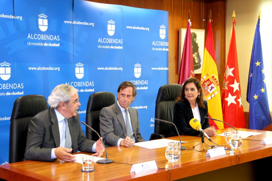 Entrega Sello de Excelencia Europea 500+ - Primer plano del alcalde García de Vinuesa, la concejal Concepción Villalón y el CEO  Ignacio Babé.