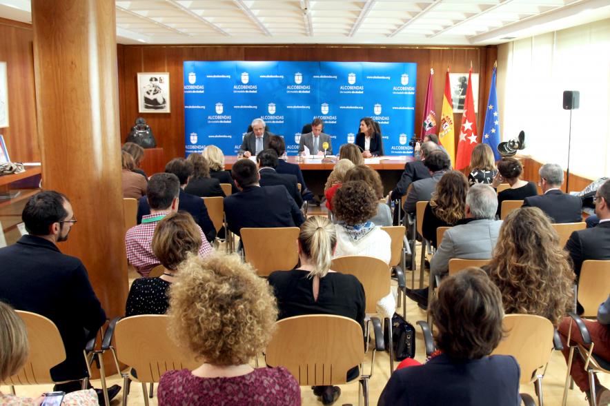 Entrega Sello de Excelencia Europea 500+ - Plano posterior con los asistentes y la mesa principal con las autoridades municipales e Ignacio Babé, CEO del club Excelencia en Gestión.