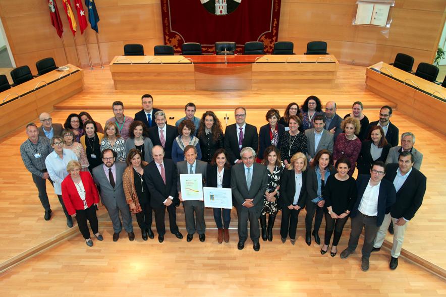 Entrega Sello de Excelencia Europea 500+ - Cenital del posado del alcalde García de Vinuesa , las autoridades municipales y Ignacio Babé (CEO del Club Excelencia en Gestión), con el diploma.