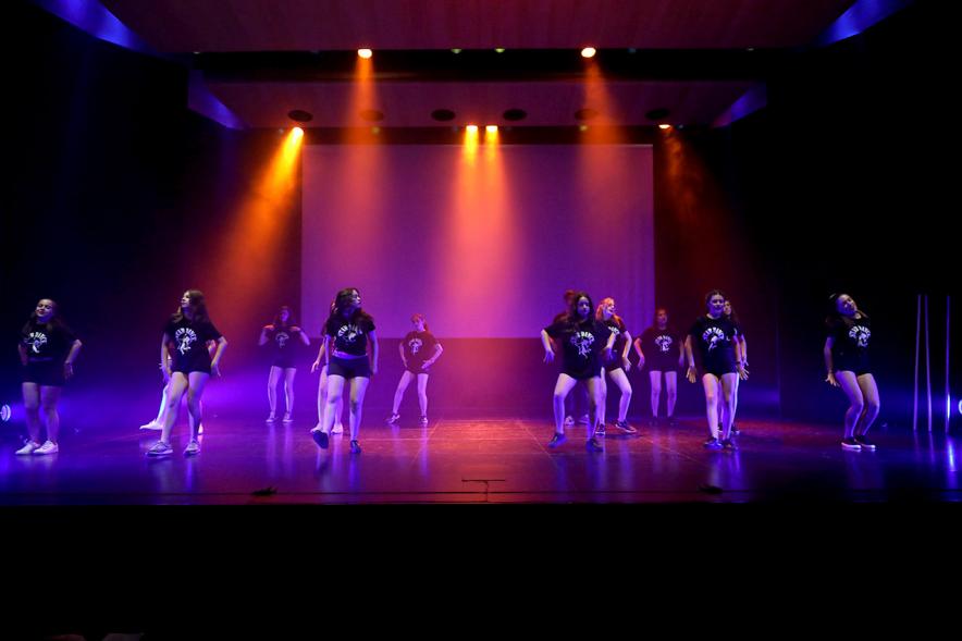 Exhibición de las Escuelas Deportivas Municipales - Coreografía grupal con el escenario lleno de luces.