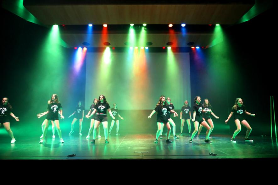 Exhibición de las Escuelas Deportivas Municipales - Coreografía grupal  con  el escenario lleno de luces.