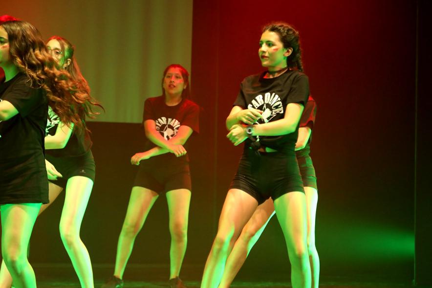 Exhibición de las Escuelas Deportivas Municipales -  Coreografía grupal con el escenario lleno de luces.