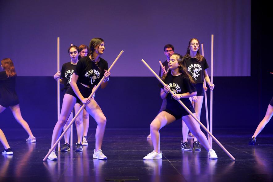 Exhibición de las Escuelas Deportivas Municipales - Coreografía grupal  con  bastones con  el escenario lleno de luces.