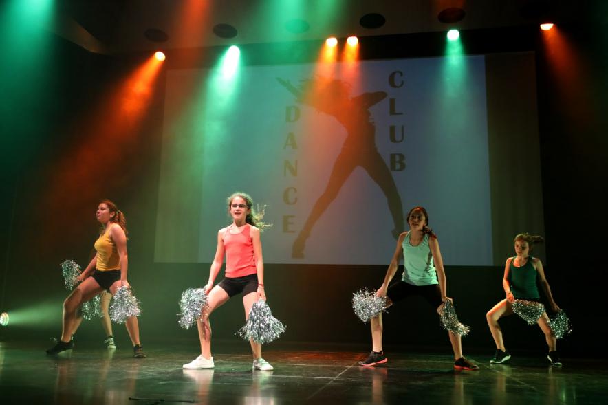 Exhibición de las Escuelas Deportivas Municipales - Coreografía grupal  con  el escenario lleno de luces.