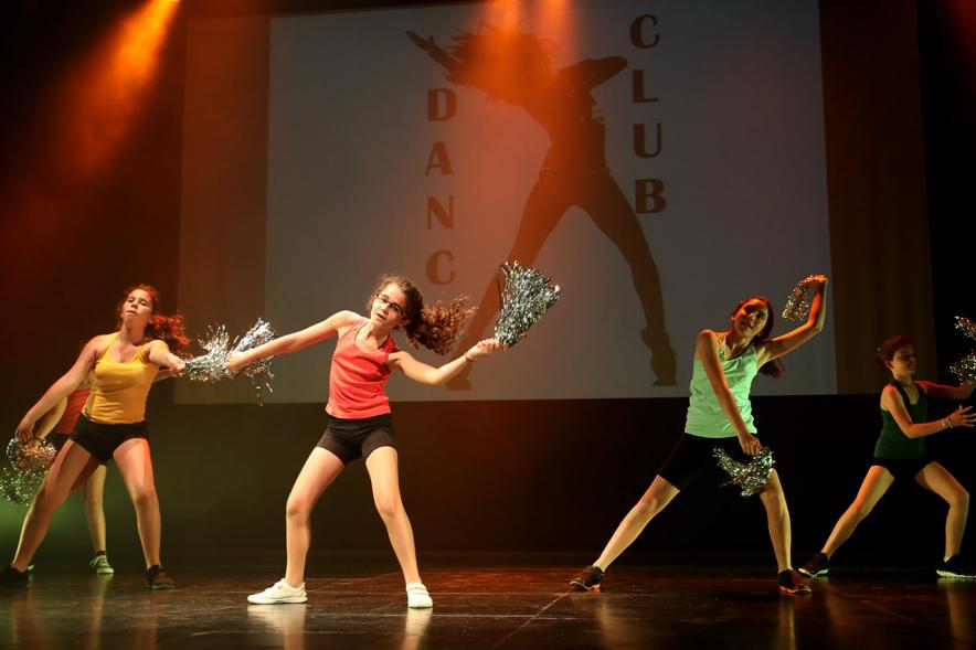 Exhibición de las Escuelas Deportivas Municipales - Coreografía de tres alumnas.