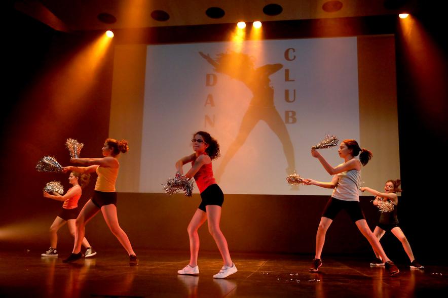 Exhibición de las Escuelas Deportivas Municipales -  Coreografía grupal con el escenario lleno de luces.