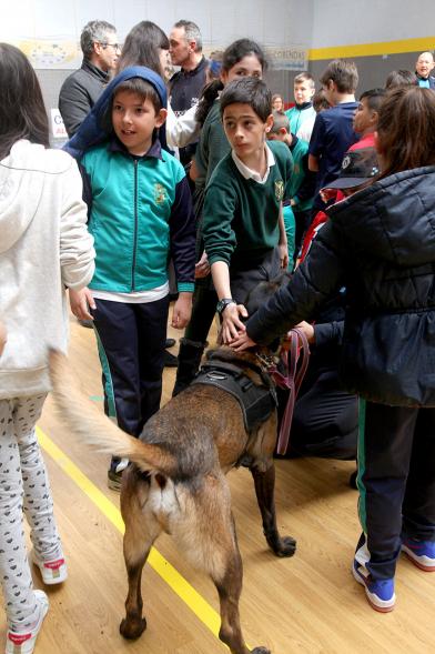 Iª Exhibición de la Unidad Canina de la Policía Local - Imagen de unas niños junto un perro policía.