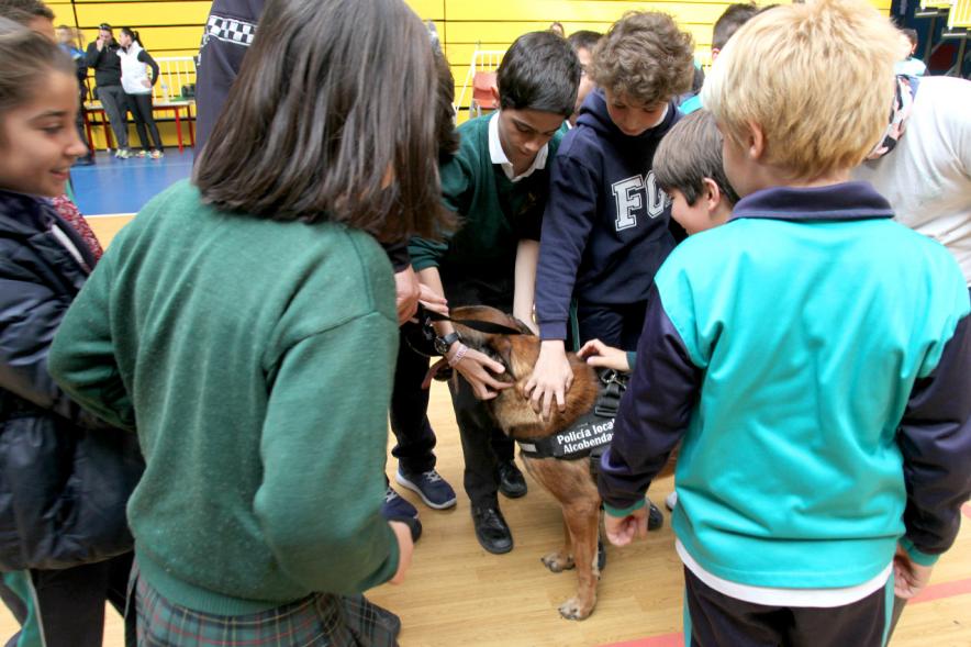 Iª Exhibición de la Unidad Canina de la Policía Local - Imagen de  niños junto un perro policía.