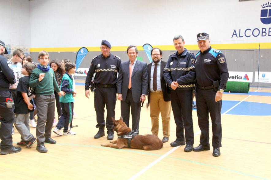 Iª Exhibición de la Unidad Canina de la Policía Local - Imagen de autoridades junto con el alcalde García de Vinuesa y un perro policía.
