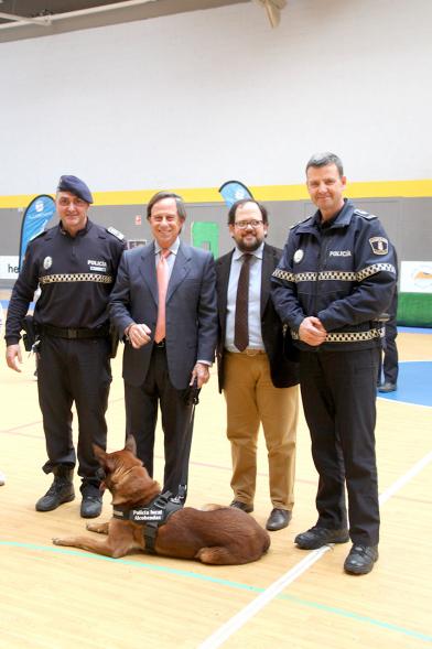 Iª Exhibición de la Unidad Canina de la Policía Local - Imagen de autoridades junto con el alcalde García de Vinuesa y un perro policía.