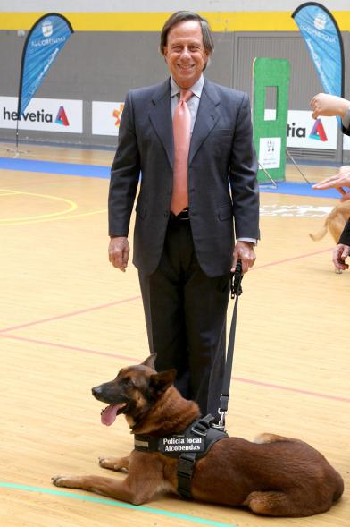 Iª Exhibición de la Unidad Canina de la Policía Local - Imagen del alcalde García de Vinuesa junto a un perro policía.