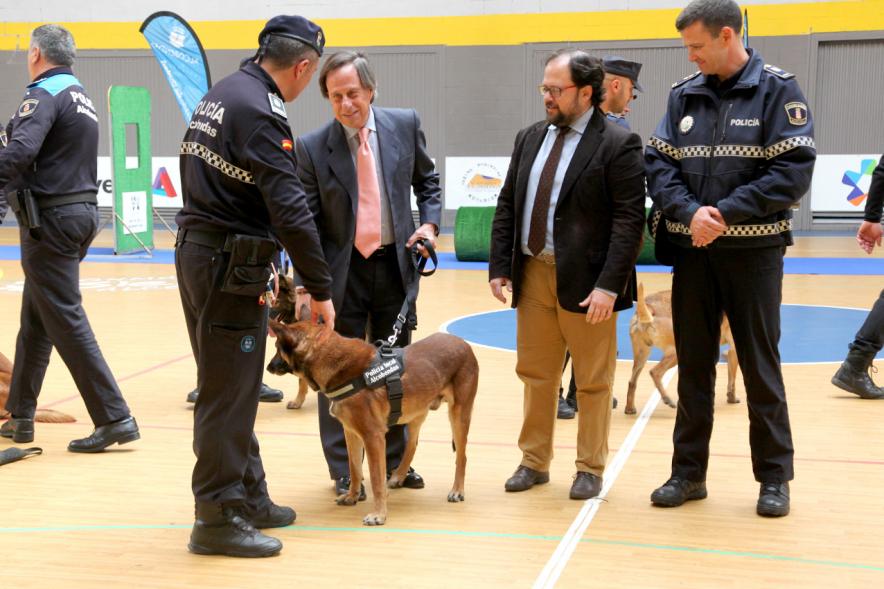 Iª Exhibición de la Unidad Canina de la Policía Local - Imagen del alcalde García de Vinuesa y otras personas junto a un perro policía.