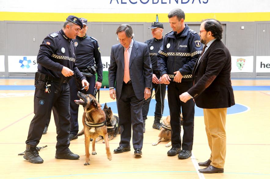 Iª Exhibición de la Unidad Canina de la Policía Local - Imagen del alcalde García de Vinuesa y otras personas junto a un perro policía.