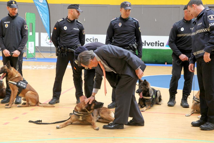 Iª Exhibición de la Unidad Canina de la Policía Local - Imagen del alcalde García de Vinuesa acariciando a un perro policía.