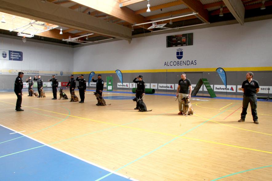 Iª Exhibición de la Unidad Canina de la Policía Local - Imagen de los policías y sus perros en un momento de la exhibición.