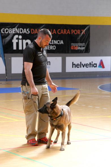Iª Exhibición de la Unidad Canina de la Policía Local - Imagen de un policía junto a su perro.