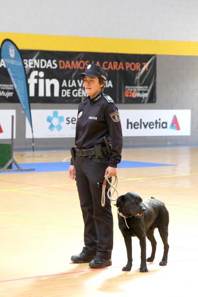 Iª Exhibición de la Unidad Canina de la Policía Local - Imagen de un policía junto a su perro.