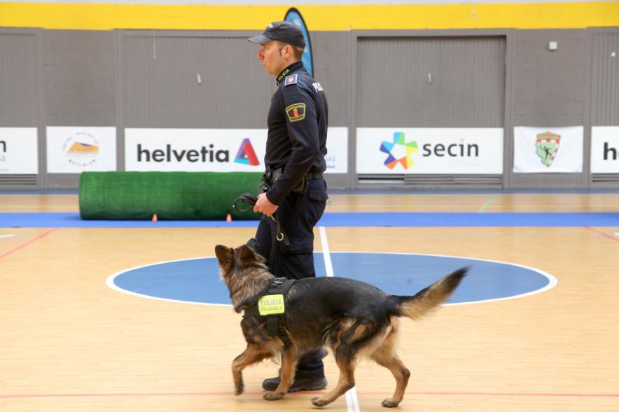 Iª Exhibición de la Unidad Canina de la Policía Local - Imagen de un policía junto a su perro