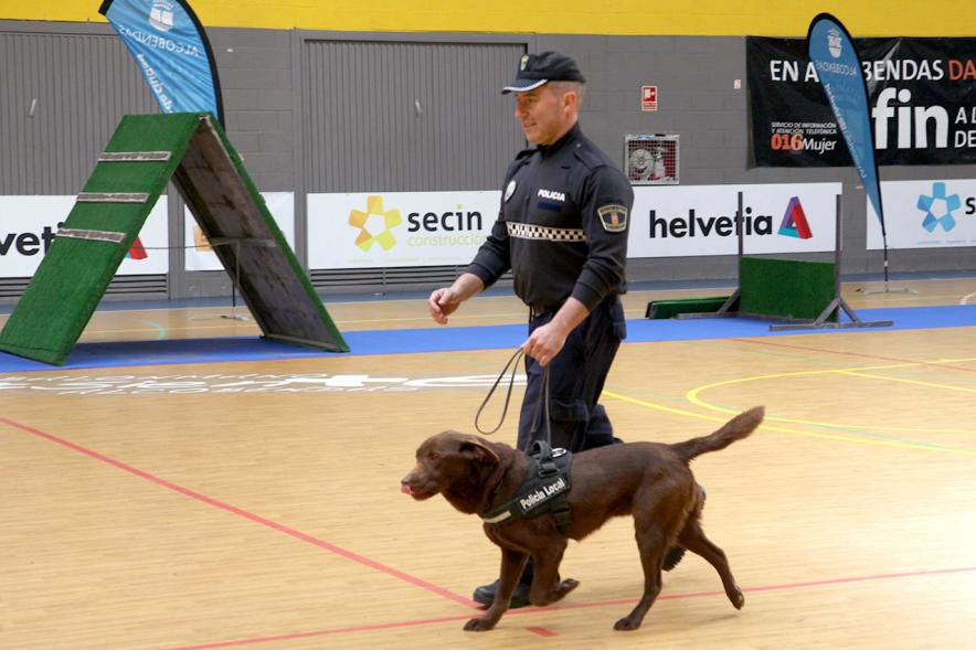 Iª Exhibición de la Unidad Canina de la Policía Local - Imagen de un policía junto a su perro en un momento de la exhibición.