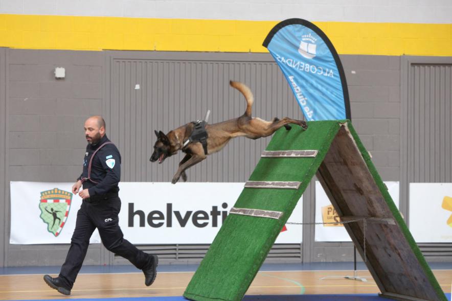 Iª Exhibición de la Unidad Canina de la Policía Local - Imagen de un policía junto a su perro en un momento de la exhibición.
