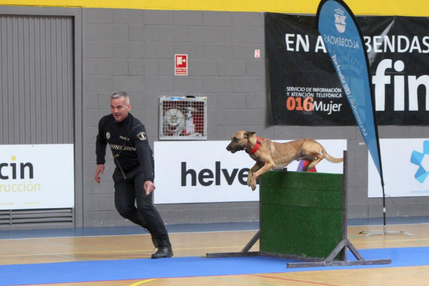 Iª Exhibición de la Unidad Canina de la Policía Local - Imagen de un policía junto a su perro en un momento de la exhibición.