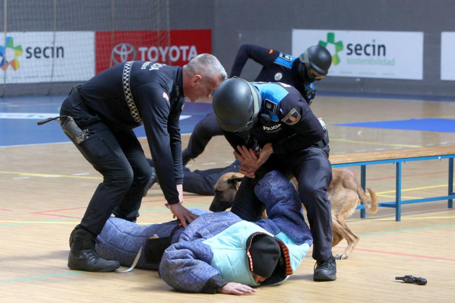 Iª Exhibición de la Unidad Canina de la Policía Local - Imagen de un policía junto a su perro en un momento de la exhibición.