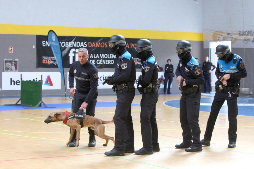 Iª Exhibición de la Unidad Canina de la Policía Local - Imagen de unos policías junto a su perro en un momento de la exhibición.