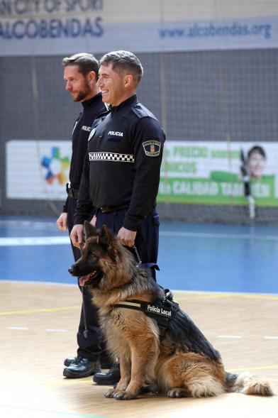 Iª Exhibición de la Unidad Canina de la Policía Local - Imagen de un policía junto a su perro en un momento de la exhibición.