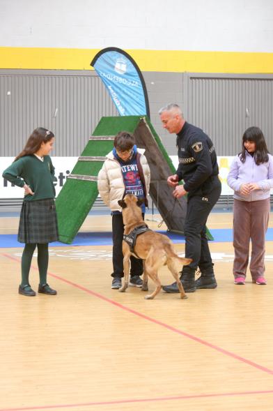 Iª Exhibición de la Unidad Canina de la Policía Local - Imagen de un momento de la exhibición en la que también participan unos niños.