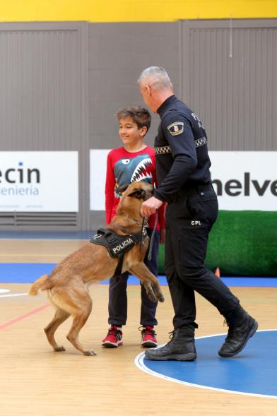 Iª Exhibición de la Unidad Canina de la Policía Local - Imagen de un momento de la exhibición en la que también participan unos niños.