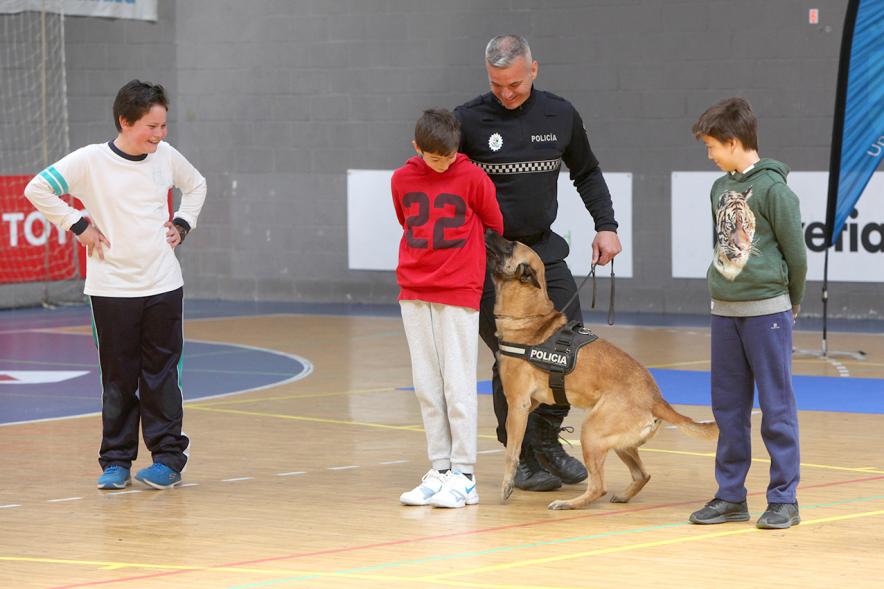 Iª Exhibición de la Unidad Canina de la Policía Local - Imagen de un momento de la exhibición en la que también participan unos niños.