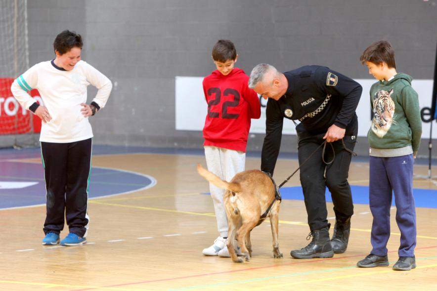 Iª Exhibición de la Unidad Canina de la Policía Local - Imagen de un momento de la exhibición en la que también participan unos niños.