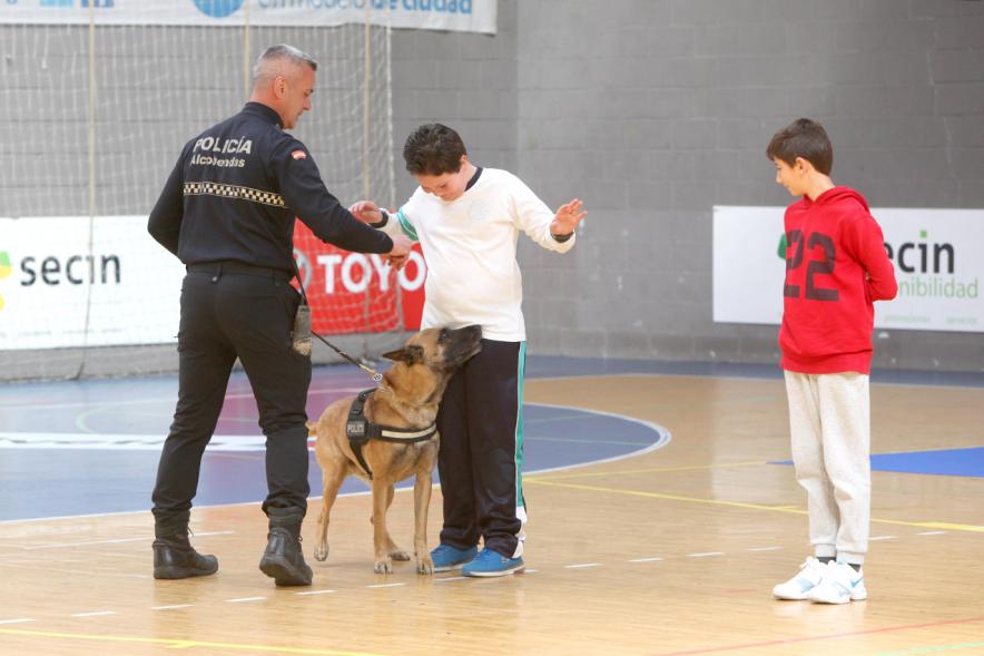 Iª Exhibición de la Unidad Canina de la Policía Local - Imagen de un momento de la exhibición en la que también participan unos niños.