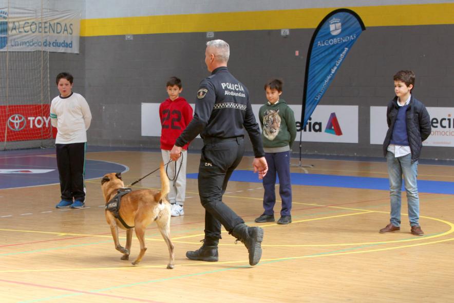 Iª Exhibición de la Unidad Canina de la Policía Local - Imagen de un momento de la exhibición en la que también participan unos niños.