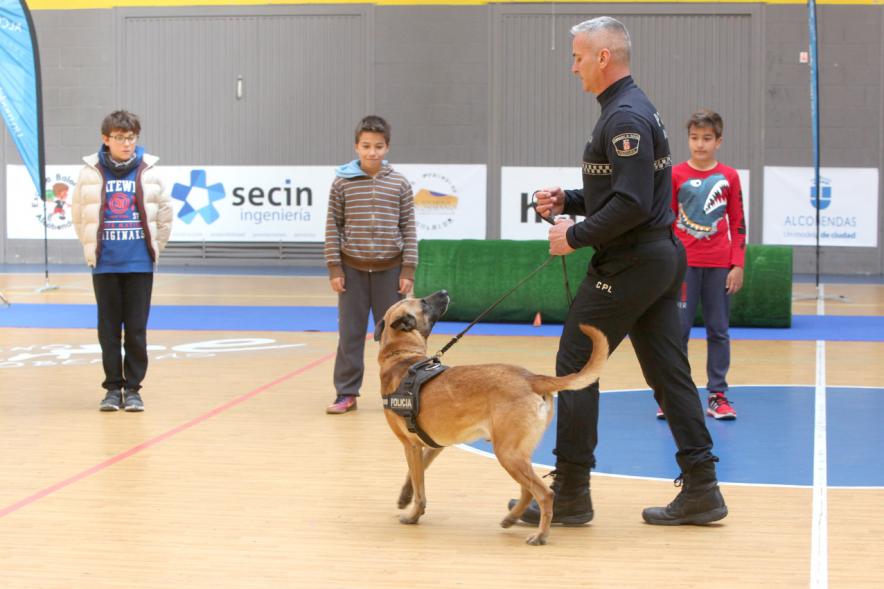 Iª Exhibición de la Unidad Canina de la Policía Local - Imagen de un momento de la exhibición en la que también participan unos niños.