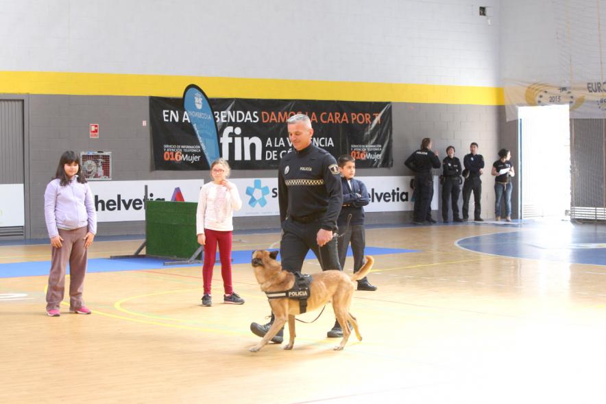 Iª Exhibición de la Unidad Canina de la Policía Local - Imagen de un momento de la exhibición en la que también participan unos niños.