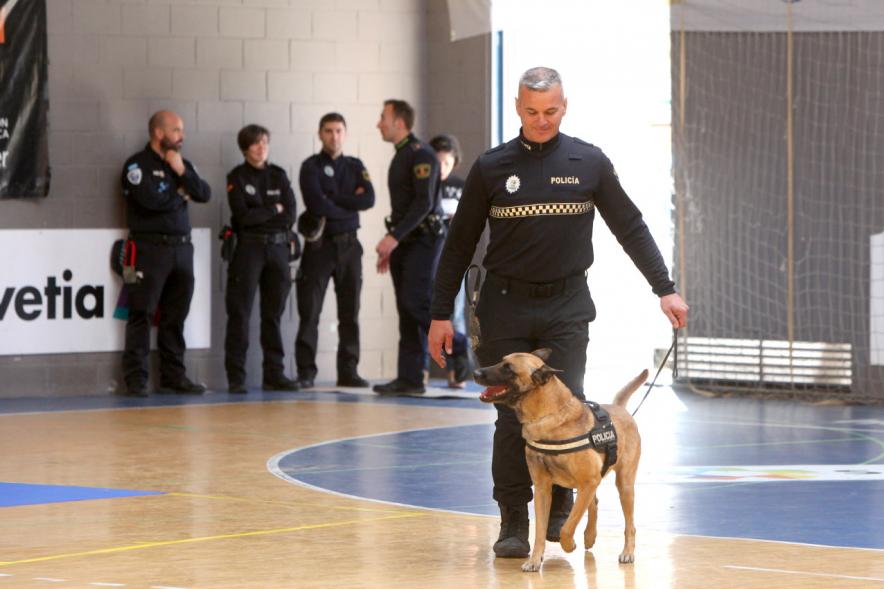 Iª Exhibición de la Unidad Canina de la Policía Local - Imagen de un policía junto a su perro en un momento de la exhibición.