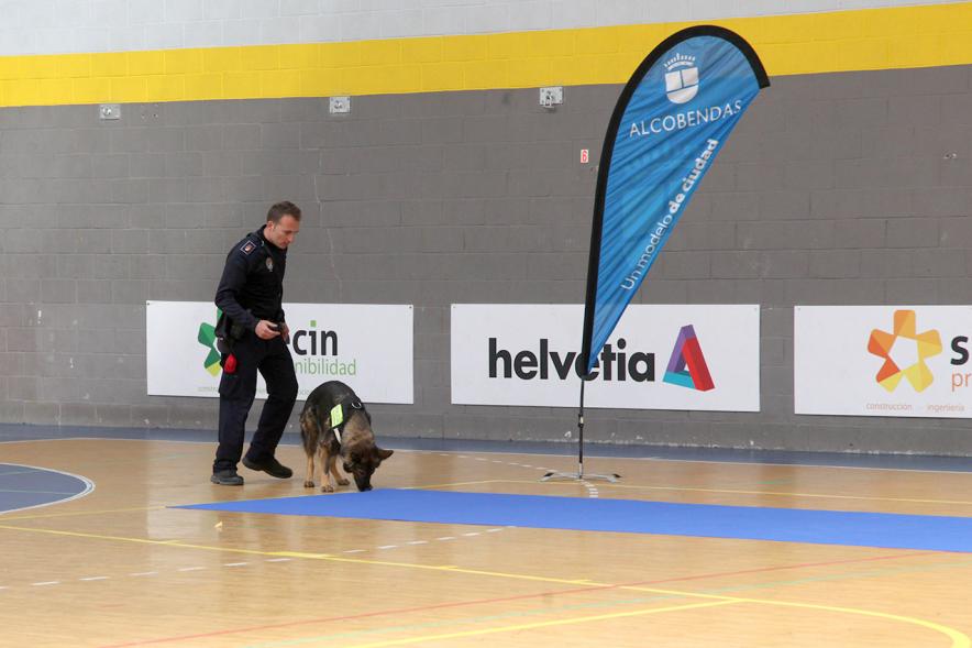 Iª Exhibición de la Unidad Canina de la Policía Local - Imagen de un policía junto a su perro en un momento de la exhibición.