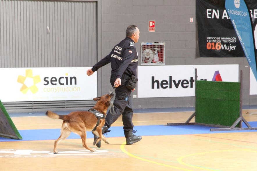 Iª Exhibición de la Unidad Canina de la Policía Local - Imagen de un policía junto a su perro en un momento de la exhibición.