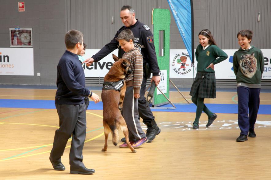 Iª Exhibición de la Unidad Canina de la Policía Local - Imagen de un momento de la exhibición en la que también participan unos niños.